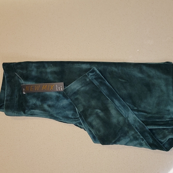 Hunter Green Solid Brushed Velour Velvet Leggings - Picture 8 of 12